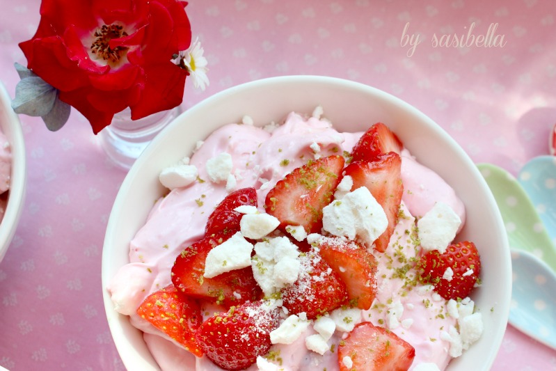 Limettenmousse mit Baiser und Erdbeeren 18