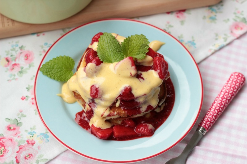 Mini Mascarpone Pfannkuchen mit Erdbeeren und Holundersoße 7