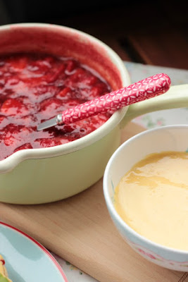 Mini Mascarpone Pfannkuchen mit Erdbeeren und Holundersoße 5