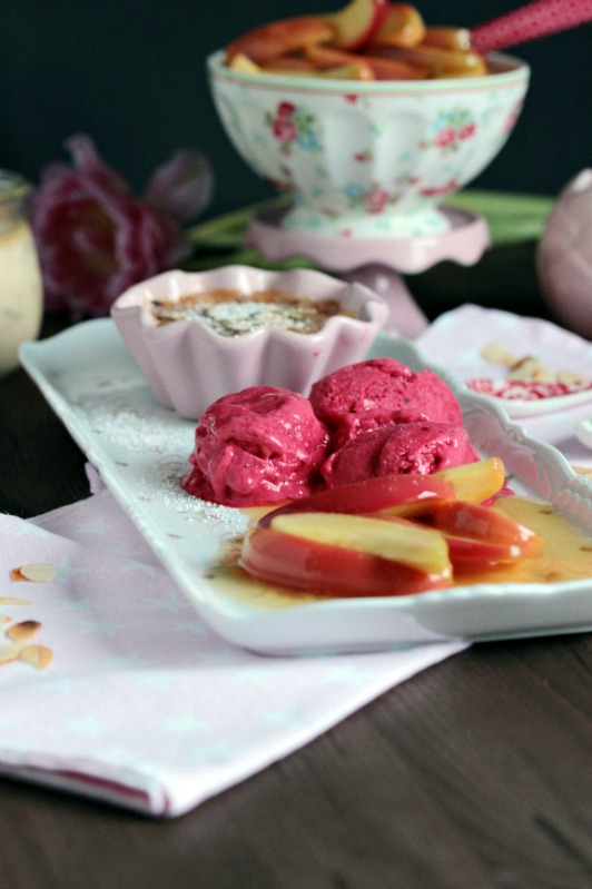 Mandel-Creme Brulee mit Calvados-Apfelspalten und Himbeer-Frozen Joghurt - eine Dessertidee zum Valentinstag 24