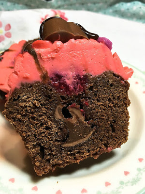 Himbeer-Schoko Cupcakes für Verliebte - eine Rezeptidee zum Valentinstag oder Muttertag 19
