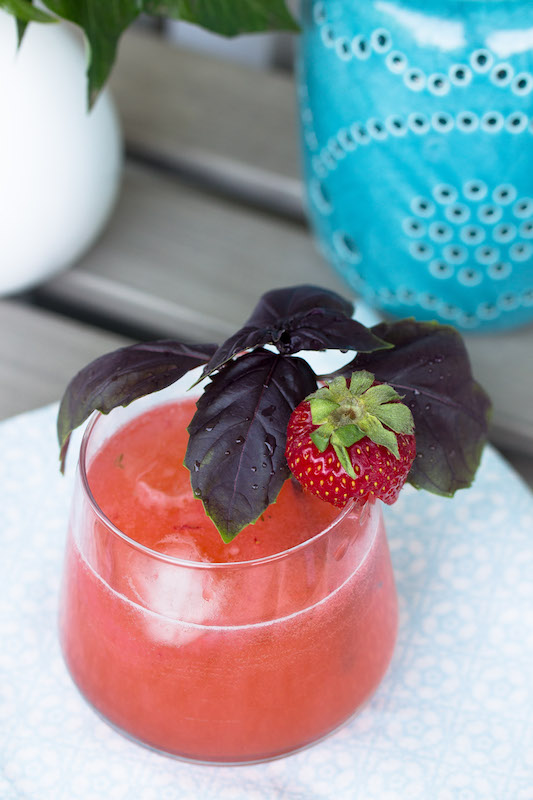 Erdbeer-Rhabarber-Basilikum Gin Fizz