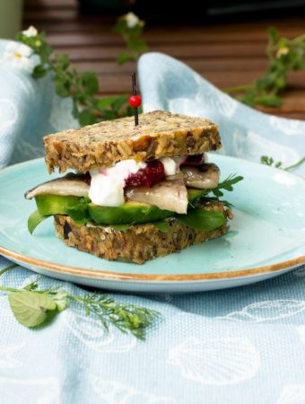 Schnelles Fingerfood im Sommer. Brot mit Matjes,Avocado und Rote Bete.