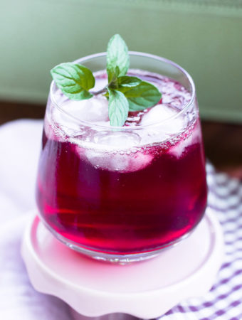 Gin Tonic mit Brombeeren