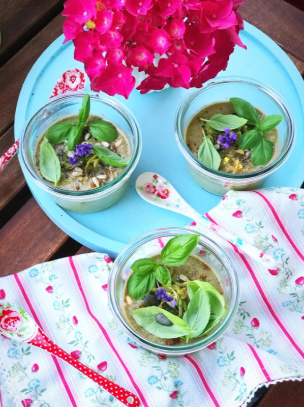 Kalte Sommersuppe mit Zucchini und Basilikum - Sasibella