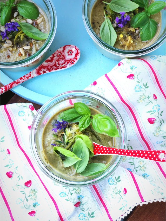Kalte Sommersuppe mit Zucchini und Basilikum