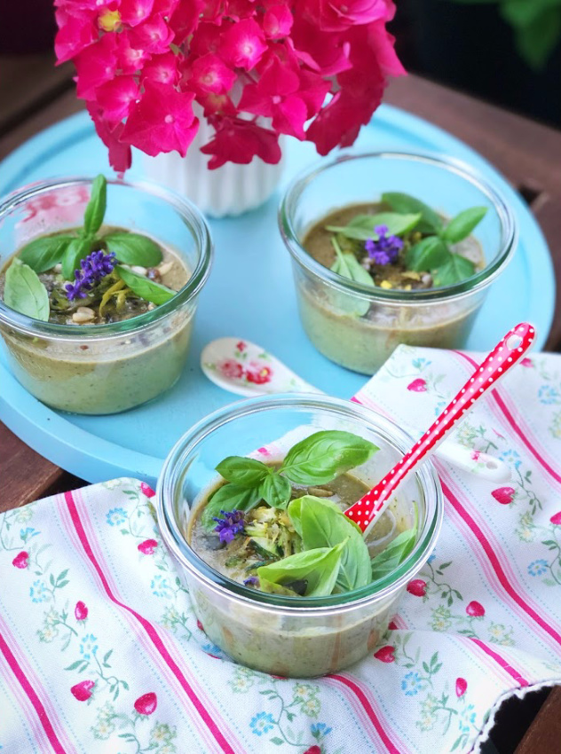 Kalte Sommersuppe mit Zucchini und Basilikum