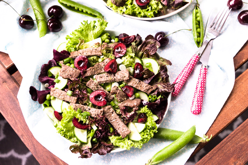 Salat mit Steakstreifen und Kirsch-Balsamico Vinaigrette