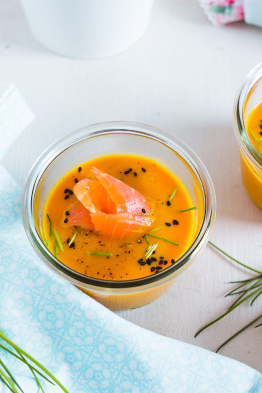 Möhren Orangen Suppe mit Lachs